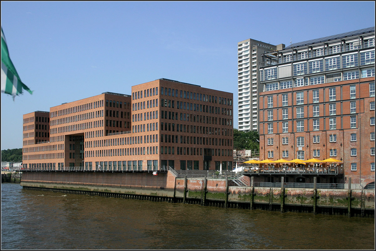 . Bürogebäude 'Holzhafen' in Hamburg -

Ein Kubus mit ausgeschnittenen Gebäudeteilen so stellt sich das Bürohaus Holzhafen in  Hamburg direkt an der Elbe gelegen dar. Die verklinkerte Lochfassade mit den gleichmäßigen Fenster passt gut zu Hamburg. Architekten waren die niederländischen KCAP Architects & Planers; fertig war das Bauwerk 2002.

http://www.kcap.eu/en/projects/v/holzhafen/

Juli 2007 (Matthias)