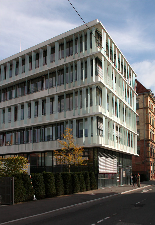 . Bürogebäude der WGV in Stuttgart, 2. Bauabschnitt -

Der zweite Bauabschnitt wurde ebenfalls von Hascher Jehle Architektur geplant und 2014 fertiggestellt. Für diesen Bauteil wurde eine andere Architektursprache gewählt. Hier fallen die vertikalen Glaslamellen auf.

http://www.hascherjehle.de/de-projekte/buerogebaeude-wgv-stuttgart-2ba.html

Die Stirnseite an der Fangelsbachstraße.

Oktober 2014 (Matthias)