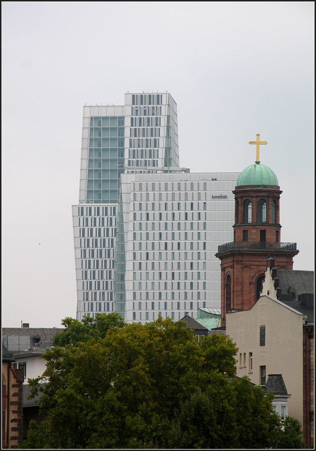 . B�rohochhaus 'Nextower' und Hotelhochhaus 'Jumeirah' in Frankfurt am Main -

Blick von jensteits des Main auf die beiden Hochh�user, vorne rechts das Hotel.

September 2014 (Matthias)