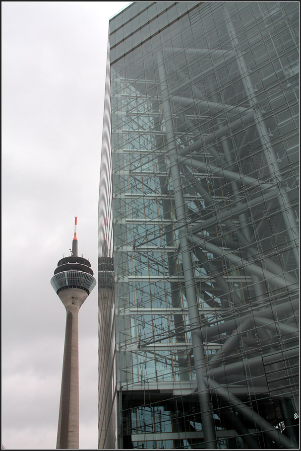 . Bürohochhaus 'Stadttor' in Düsseldorf -

Aus dieser Perspektive wirkt der doch um einiges höhere Rheinturm recht klein im Vergleich zum Stadttor.

März 2010 (Matthias)
