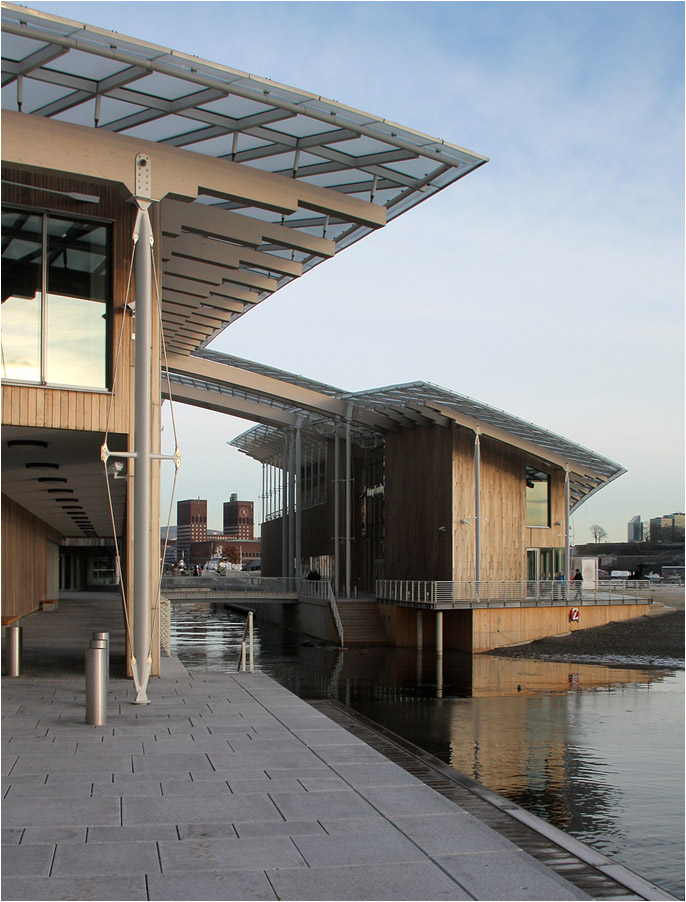 
. Das Astrup Fearnley Museet in Oslo -

Durchblick zum Osloer Rathaus.

Dezember 2013 (M)