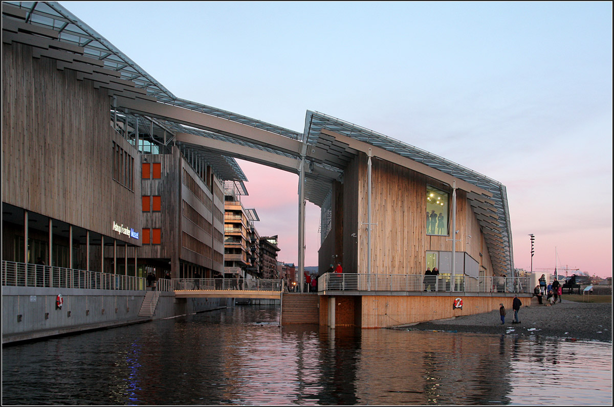 
. Das Astrup Fearnley Museet in Oslo -

Das Museum von Süden, dem Fjord her gesehen.

Dezember 2013 (M) 