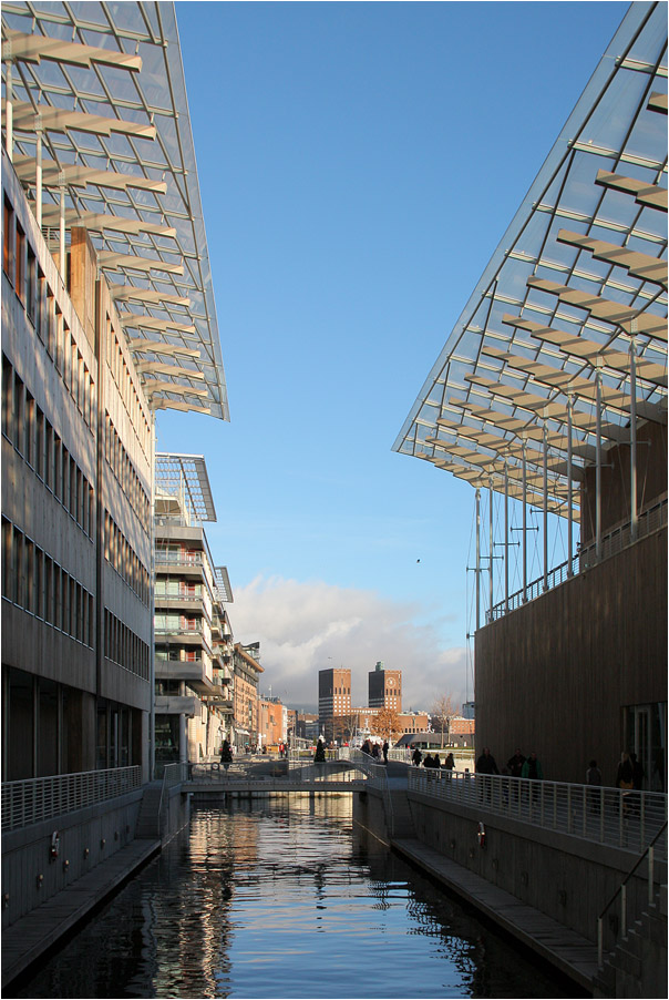 
. Das Astrup Fearnley Museet in Oslo -

Blick über den Wasserlauf zwischen den Gebäuden hindurch zum Osloer Rathaus.

Dezember 2013 (M)