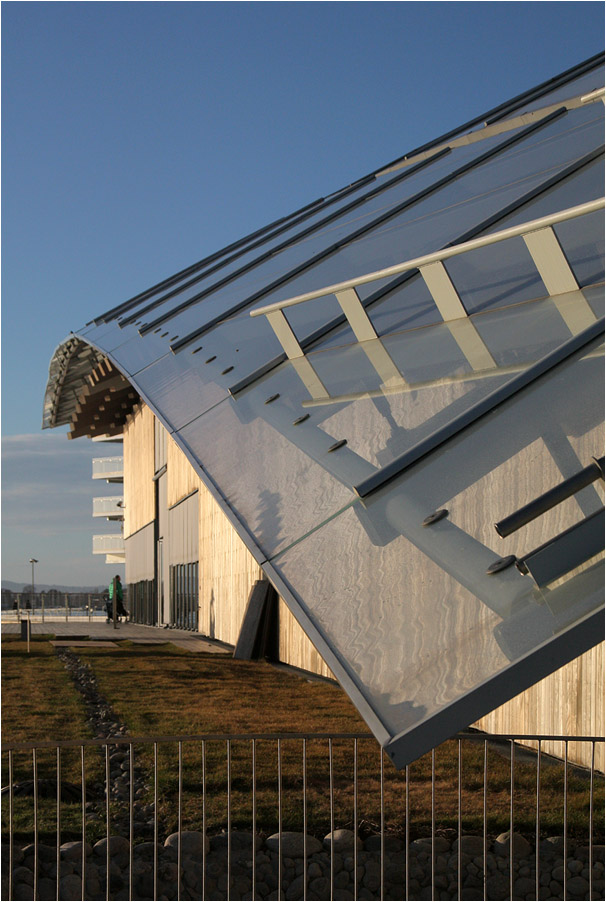 
. Das Astrup Fearnley Museet in Oslo -

Das gekrümmte Glasdach reicht an der Nordostecke fast bis zum Boden.

Dezember 2013 (M)