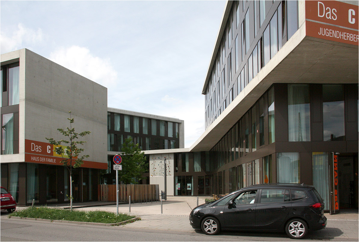 . Das CANN in Stuttgart-Bad Cannstatt -

Blick von der Elwertstraße in den öffentlichen Innenhof.

März 2011 (Matthias) 