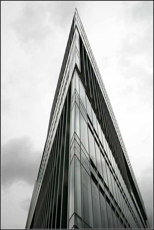 . Das Deichtor Bürohaus in Hamburg -

Dreieckige Grundstück führen gerne zu spitzwinkeligen Bauwerken.

August 2005 (Matthias)
