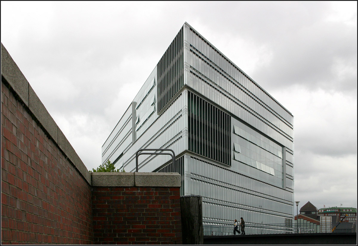 . Das Deichtor Bürohaus in Hamburg -

Am Zollkanal ganz in der Nähe der Speicherstadt steht seit 2002 das dreieckige Deichtorcenter, ein gläsernes Bürohaus der von BRT-Architekten (Bothe Richter Teherani) aus Hamburg.

http://www.brt.de/projekte/nav/1/category/buerogebaeude/project/buerohaus-deichtor.html

August 2005 (Matthias)