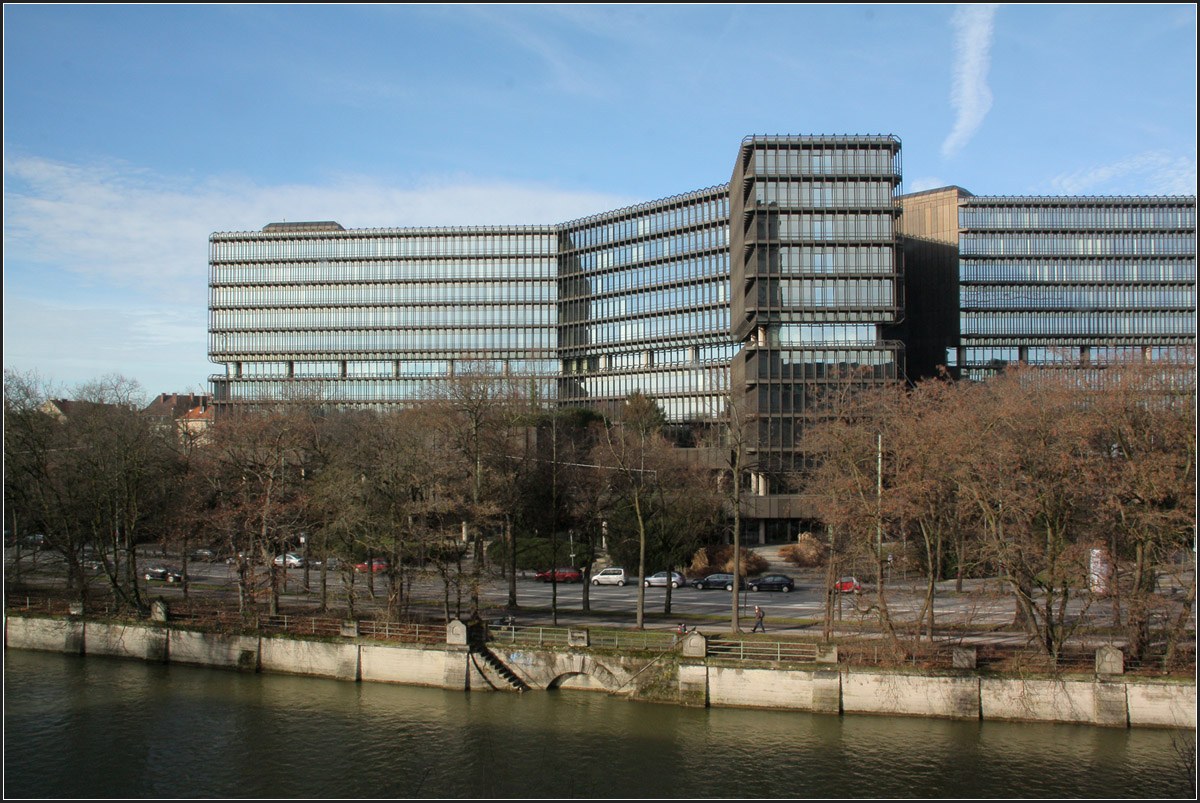 . Das Europäische Patentamt in München -

...steht direkt an der Isar, gegenüber dem Deutschen Museum.

Dezember 2012 (Matthias)