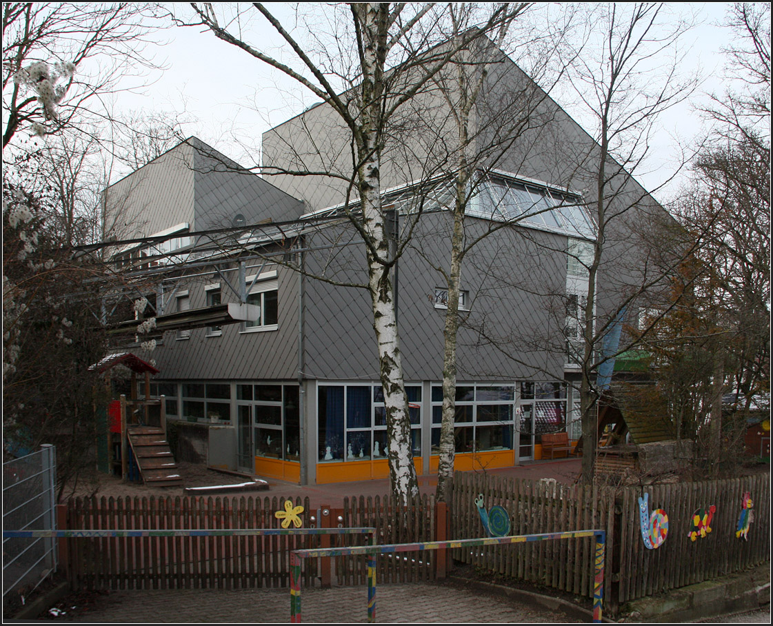. Das Heim der Hymnus-Chorknaben in Stuttgart-Nord -

Nach zahlreichen Betonfertigteil-Bauten wurde die Architektur von Behnisch mit diesem Haus differenzierter. Zeitgleich wurde das Münchener Olympiagelände geplant.

Januar 2015 (Matthias)
