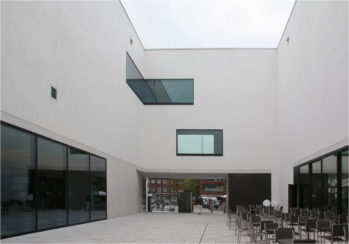 . Das LWL-Museum für Kunst und Kultur in Münster -

Im Patio, Blick in Richtung Aegidimarkt.

Oktober 2014 (Matthias)