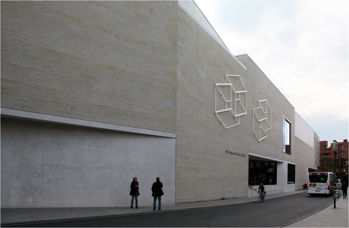 . Das LWL-Museum für Kunst und Kultur in Münster -

Über dem Nebeneingang an der Pferdegasse befindet sich das ebenfalls für den Vorgängerbau geschaffene Wandrelrelief von Josef Albers.

Oktober 2014 (Matthias)