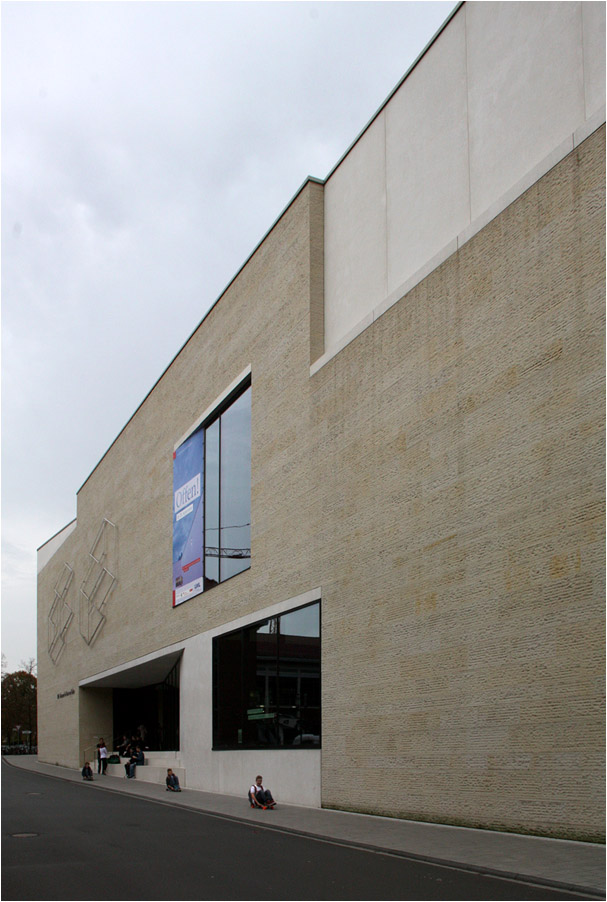 . Das LWL-Museum für Kunst und Kultur in Münster -

Die Fassade wurde zum Teil mit Sandsteinplatten verkleidet, andere Bereiche zeigen geschliffenen Sichtbeton. Große Fenster und Glasflächen lockern die Fassade auf.

Oktober 2014 (Matthias)