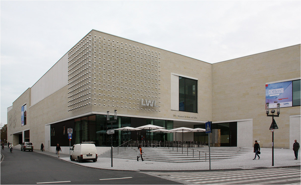 . Das LWL-Museum für Kunst und Kultur in Münster -

An der Ecke Rothenburg / Pferdegasse findet sich die erneuerte Lichtinstallation die Otto Plein 1971 für den Vorgängerbau geschaffen hatte. Die früheren Aluminiumkugeln wurden durch Edelstahlkugeln ersetzt.

Oktober 2014 (Matthias)