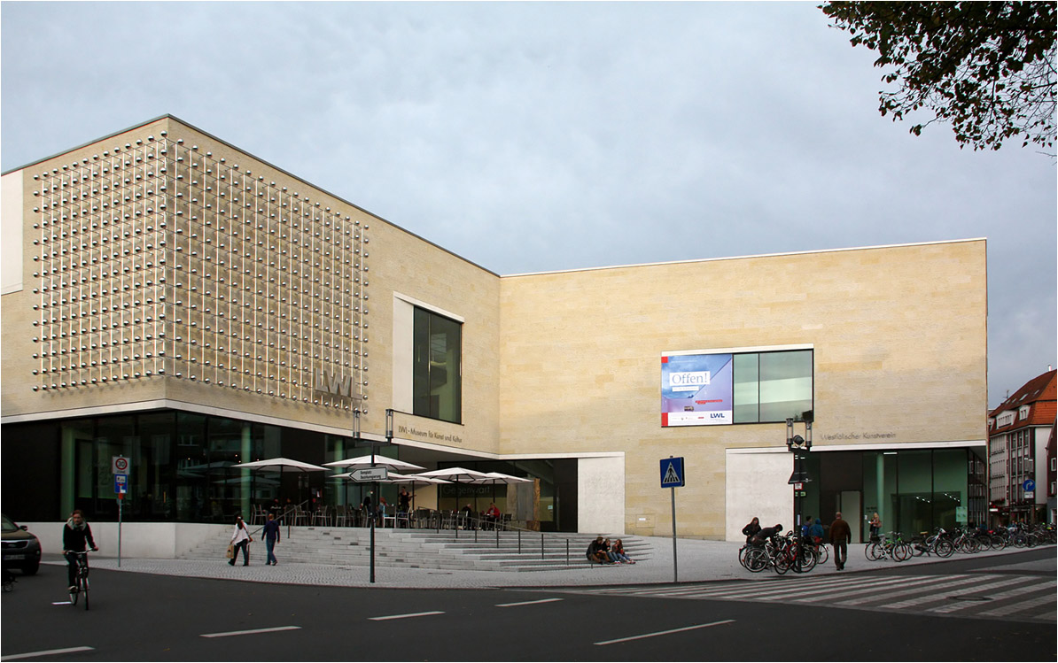 . Das LWL-Museum für Kunst und Kultur in Münster -

Im September 2014 wurde in Münster das neue LWL-Museum für Kunst und Kultur eröffnet, das nach Plänen von Staab Architekten aus Berlin errichtet wurde. Der Vorgängerbau an dieser Stelle von 1974 wurde abgerissen.

Im Bild der neue Platz vor dem Museum an der Rothenburg gegenüber dem Aegidimarkt.

Oktober 2014 (Matthias)