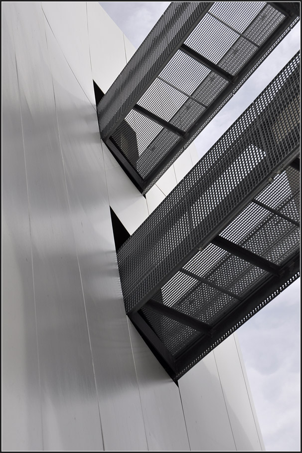 . Das Ozeaneum in Stralsund -

Stege.

August 2011 (Jonas)