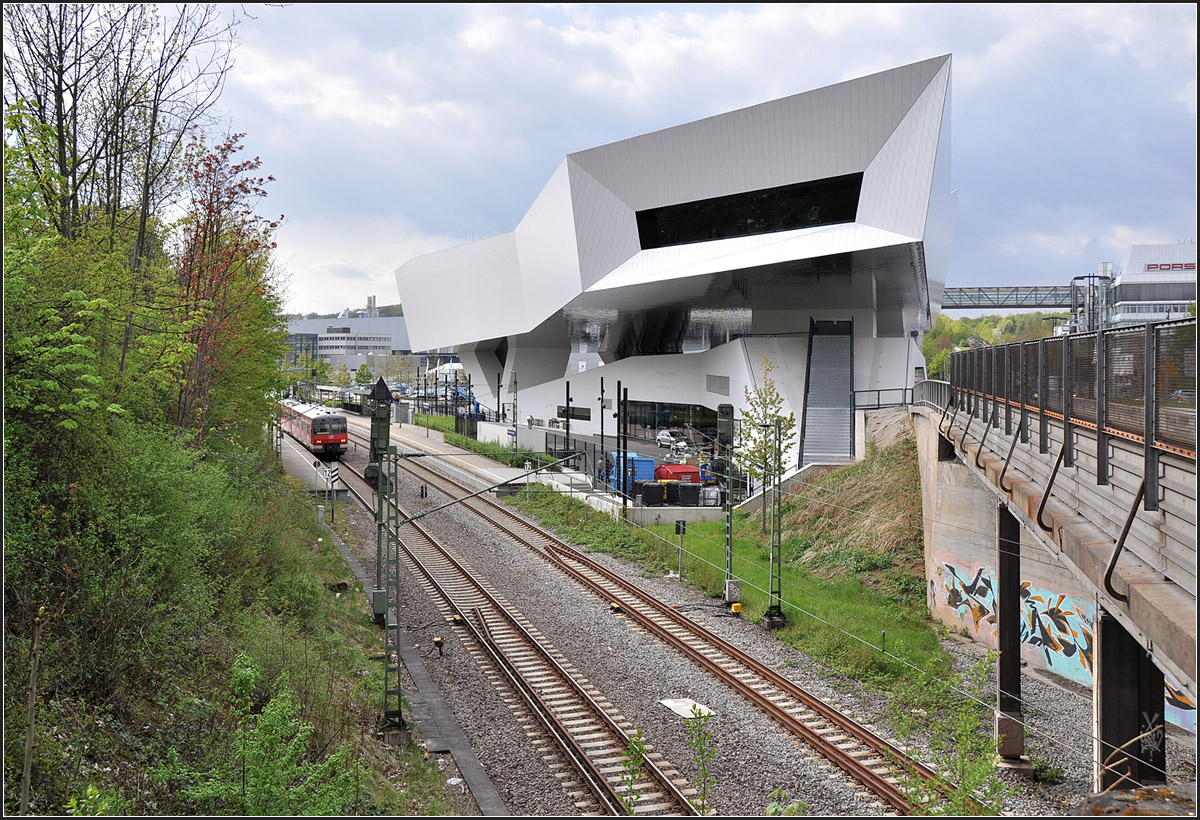 . Das Porschemuseum in Stuttgart-Zuffenhausen -

Ansicht von Südosten, das 'hintere' Ende des aufgeständerten Museums.

April 2011 (Jonas)