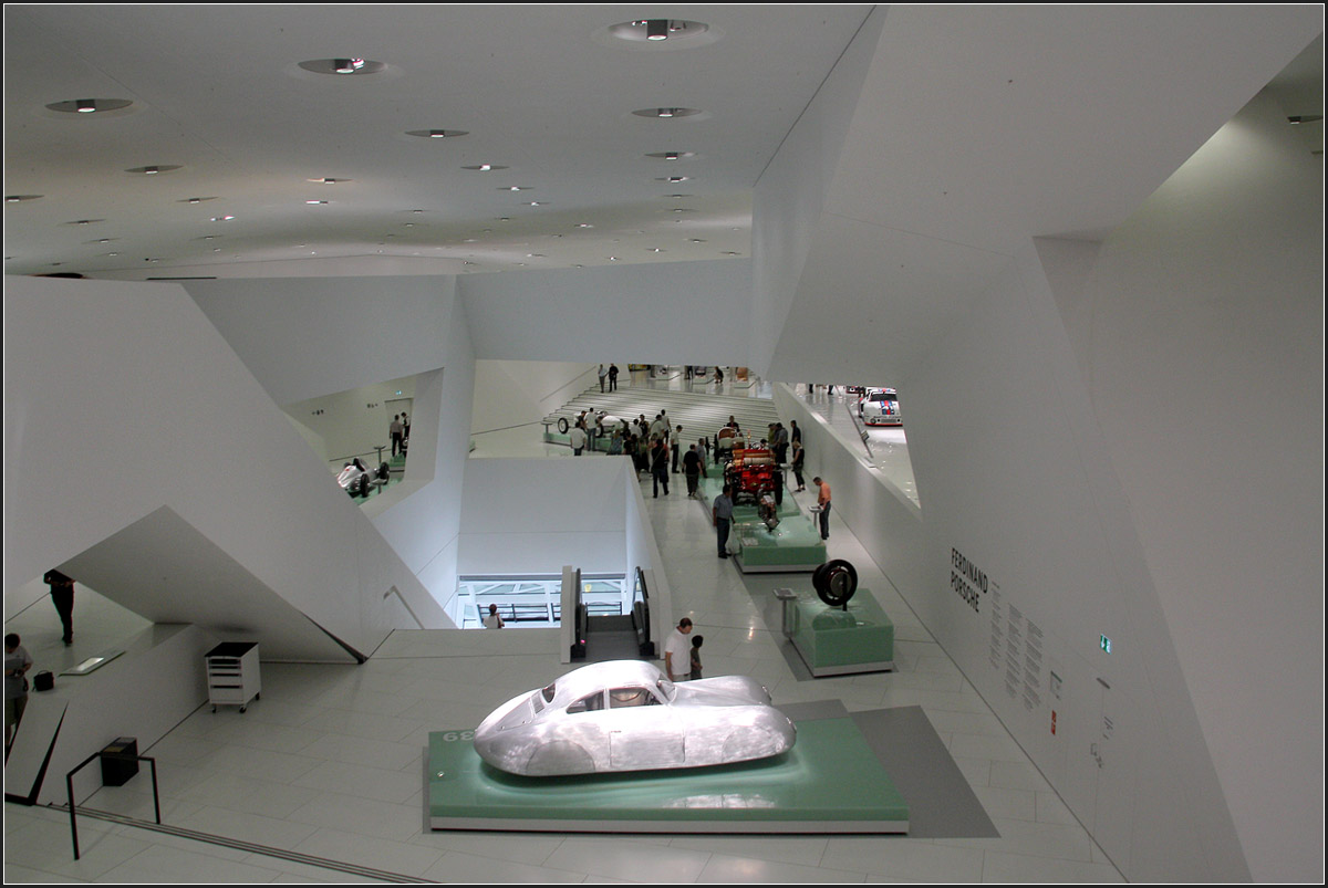 . Das Porschemuseum in Stuttgart-Zuffenhausen -

Die Ausstellungsebenen bestehen aus einem komplexen Raumkontinuum. 

Juni 2009 (Matthias)
