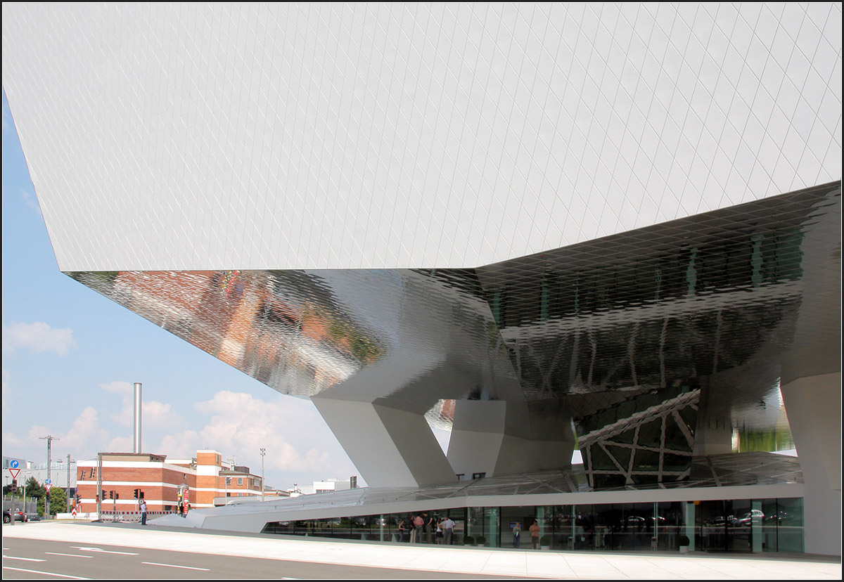 . Das Porschemuseum in Stuttgart-Zuffenhausen -

Ein Blick zum Eingang am Porscheplatz.

Juni 2009 (Matthias)