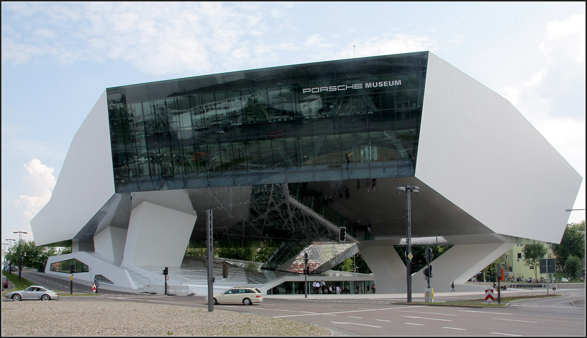 . Das Porschemuseum in Stuttgart-Zuffenhausen -

Im Januar 2009 wurde das neue Porschemuseum in Stuttgart-Zuffenhausen eröffnet. Geplant wurde es von Delugan Meissl aus Wien. 

Über den Basisebenen mit dem Eingang 'schwebt' der große Ausstellungsbaukörper. Hier die Ansicht von Westen mit dem Eingang unten und der großen schrägen Glasfassade oben.

Juni 2009 (Matthias)