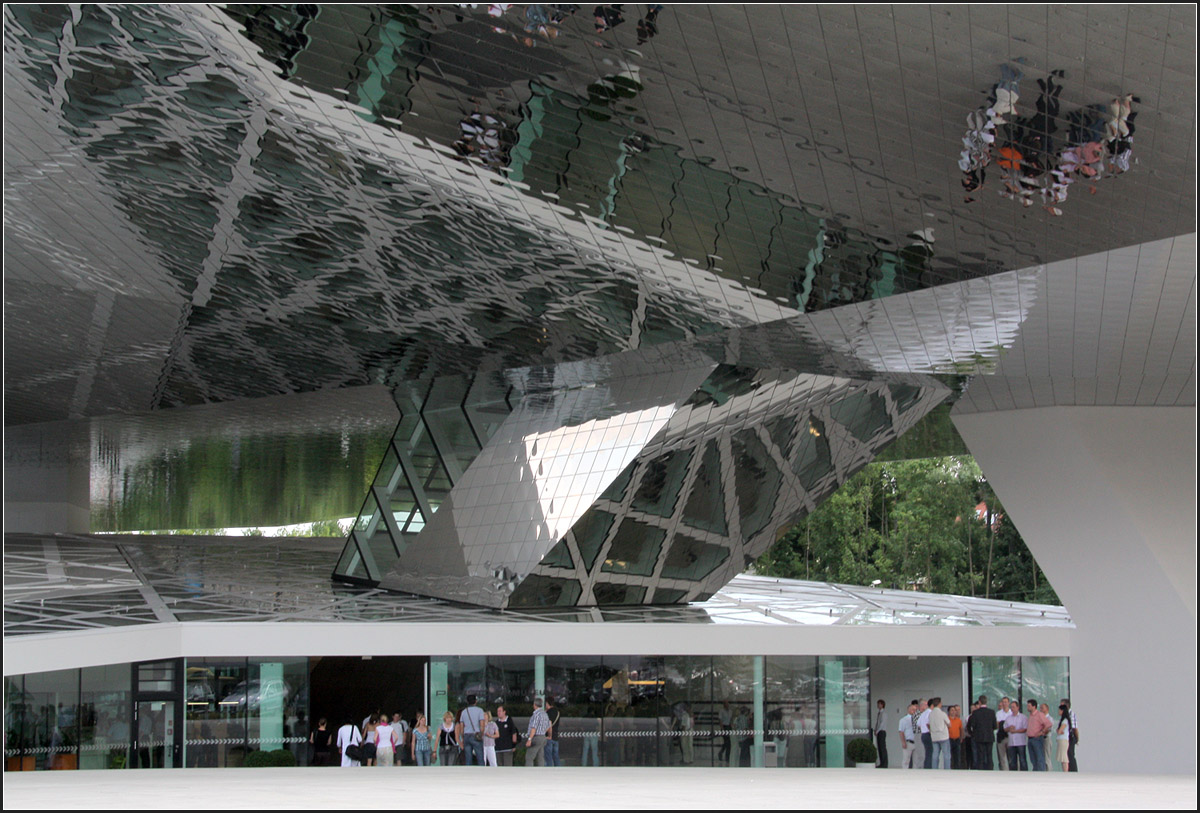 . Das Porschemuseum in Stuttgart-Zuffenhausen -

Unter dem verspiegelten oberen Baukörper befinden sich die Besuchereingänge.

Juni 2009 (Matthias)