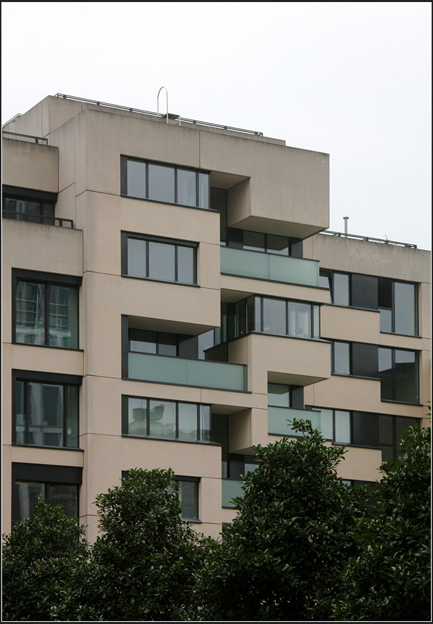 . Das Schillerhaus in Frankfurt am Main -

Vor- und Rücksprünge mit Balkonen. In diesem Teil befinden sich die Wohnungen.

September 2014 (Matthias)