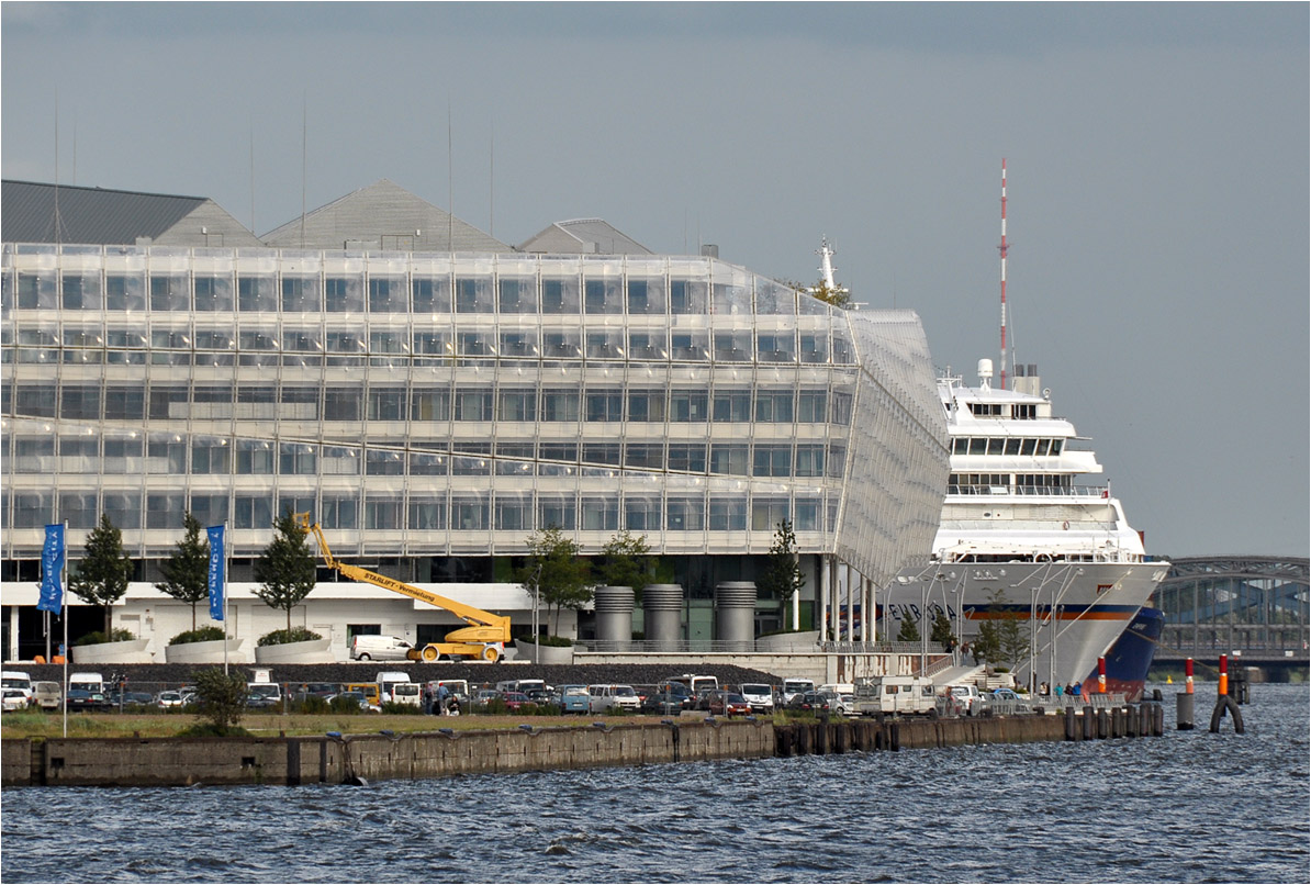. Das Unilever-Gebäude in der Hamburger Hafencity -

Das neue Unilever-Gebäude steht am Strandkai. 2009 wurde es bei den World Architecture Festival Awards in Barcelon als bestes Bürogebäude der Welt ausgezeichet.

http://behnisch.com/projects/344

August 2011 (Jonas)


