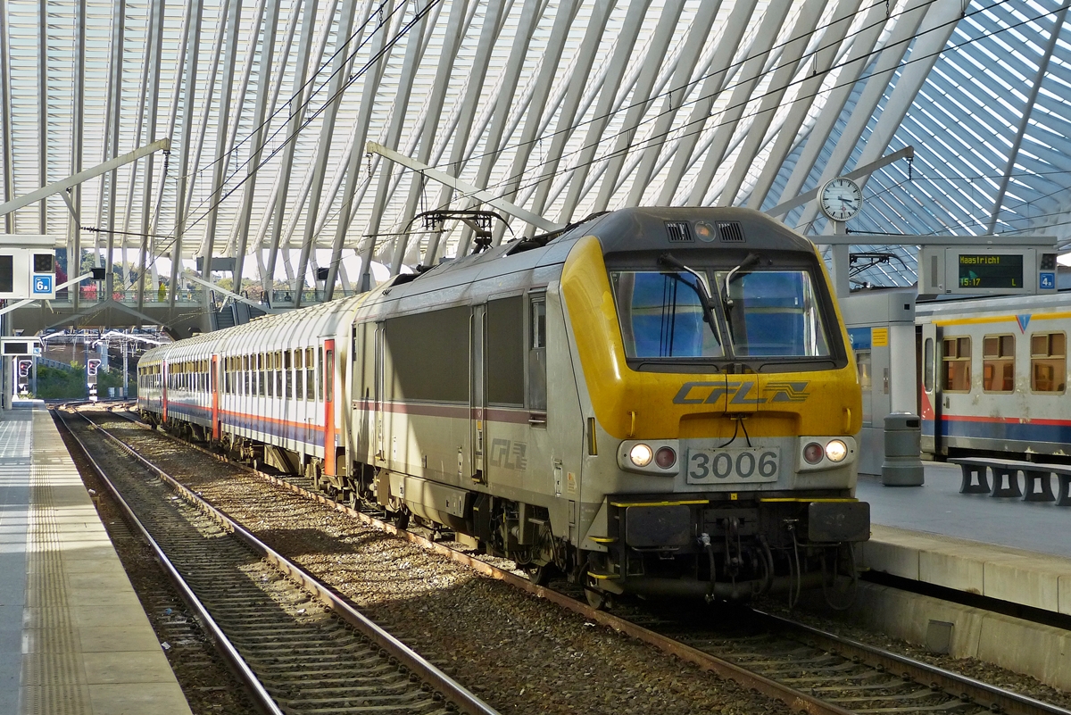 . Der IR 119 Liers - Luxembourg steht abfahrbereit am Bahnsteig 5 in Lige Guillemins. 18.10.2014 (Hans)