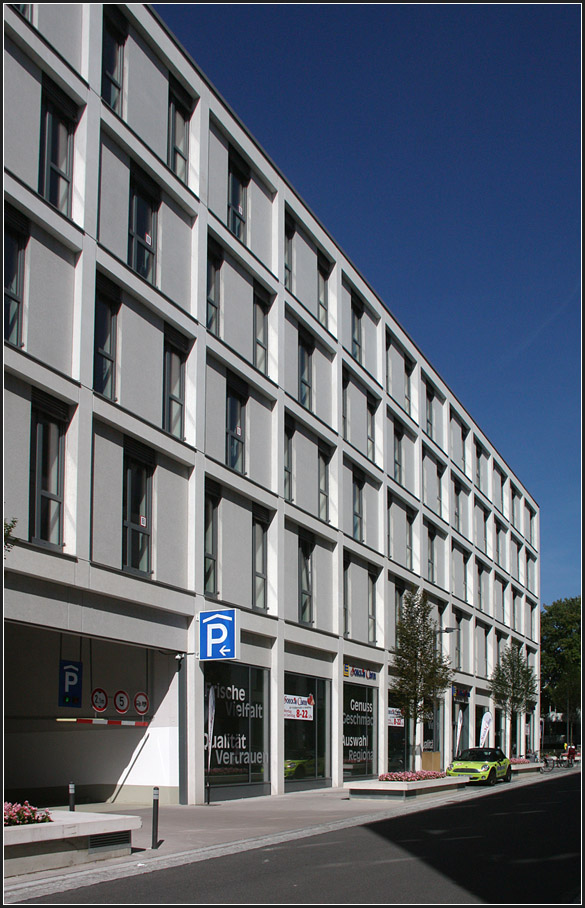 . Der Kurfürsten Hof in Heidelberg -

Die Fassade unterschiedet sich nur geringfügig von der des Kurfürsten Carrés, bedingt durch die andere Nutzung.

August 2014 (Matthias)