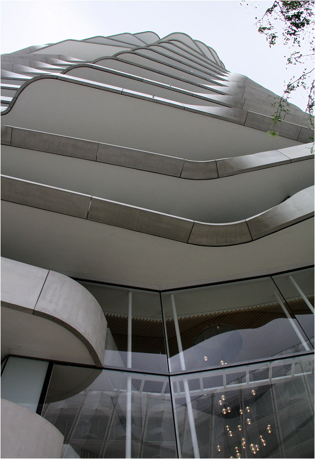 . Der Marco Polo Wohnturm in der Hamburger Hafencity -

August 2011 (Matthias)