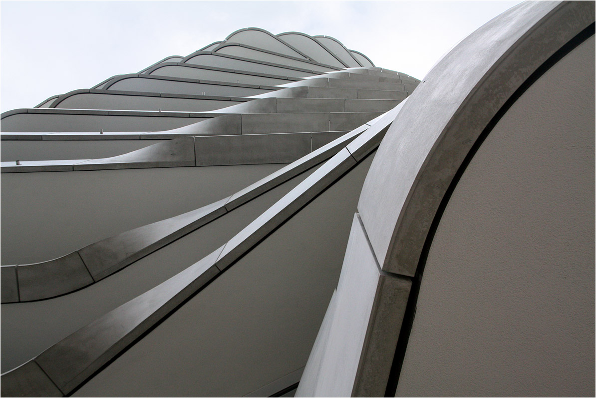 . Der Marco Polo Wohnturm in der Hamburger Hafencity -

August 2011 (Matthias)
