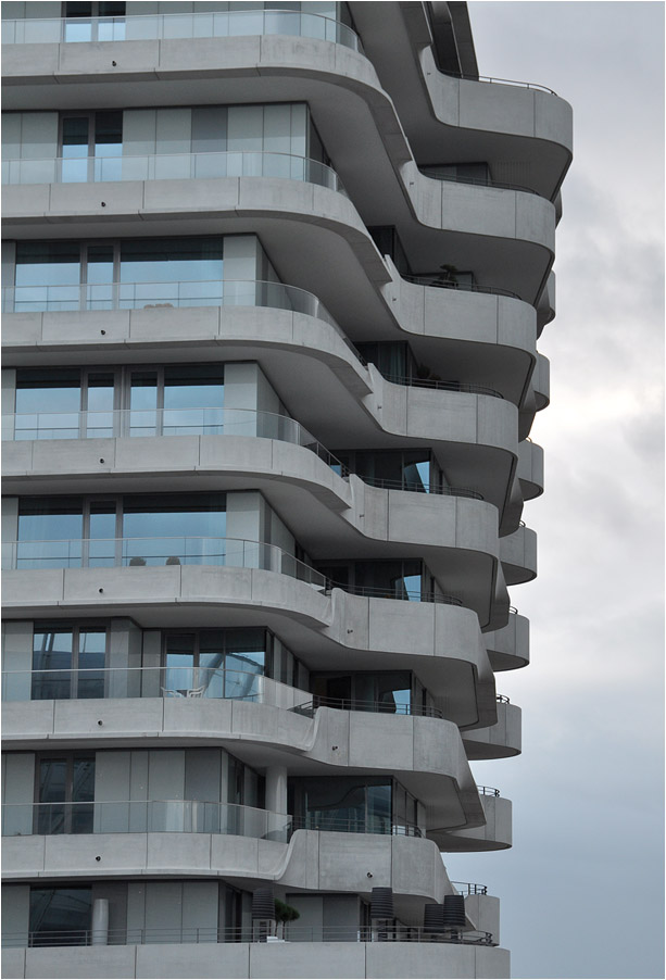 . Der Marco Polo Wohnturm in der Hamburger Hafencity -

August 2011 (Jonas)