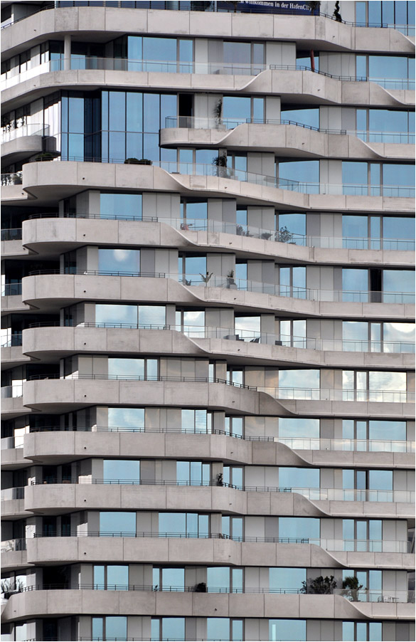. Der Marco Polo Wohnturm in der Hamburger Hafencity -

August 2011 (Jonas)