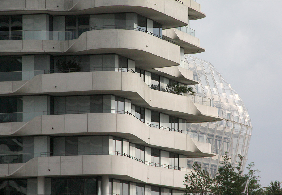. Der Marco Polo Wohnturm in der Hamburger Hafencity -

August 2011 (Matthias)