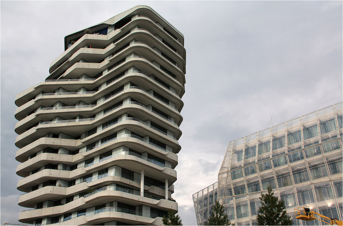 . Der Marco Polo Wohnturm in der Hamburger Hafencity -

August 2011 (Matthias)
