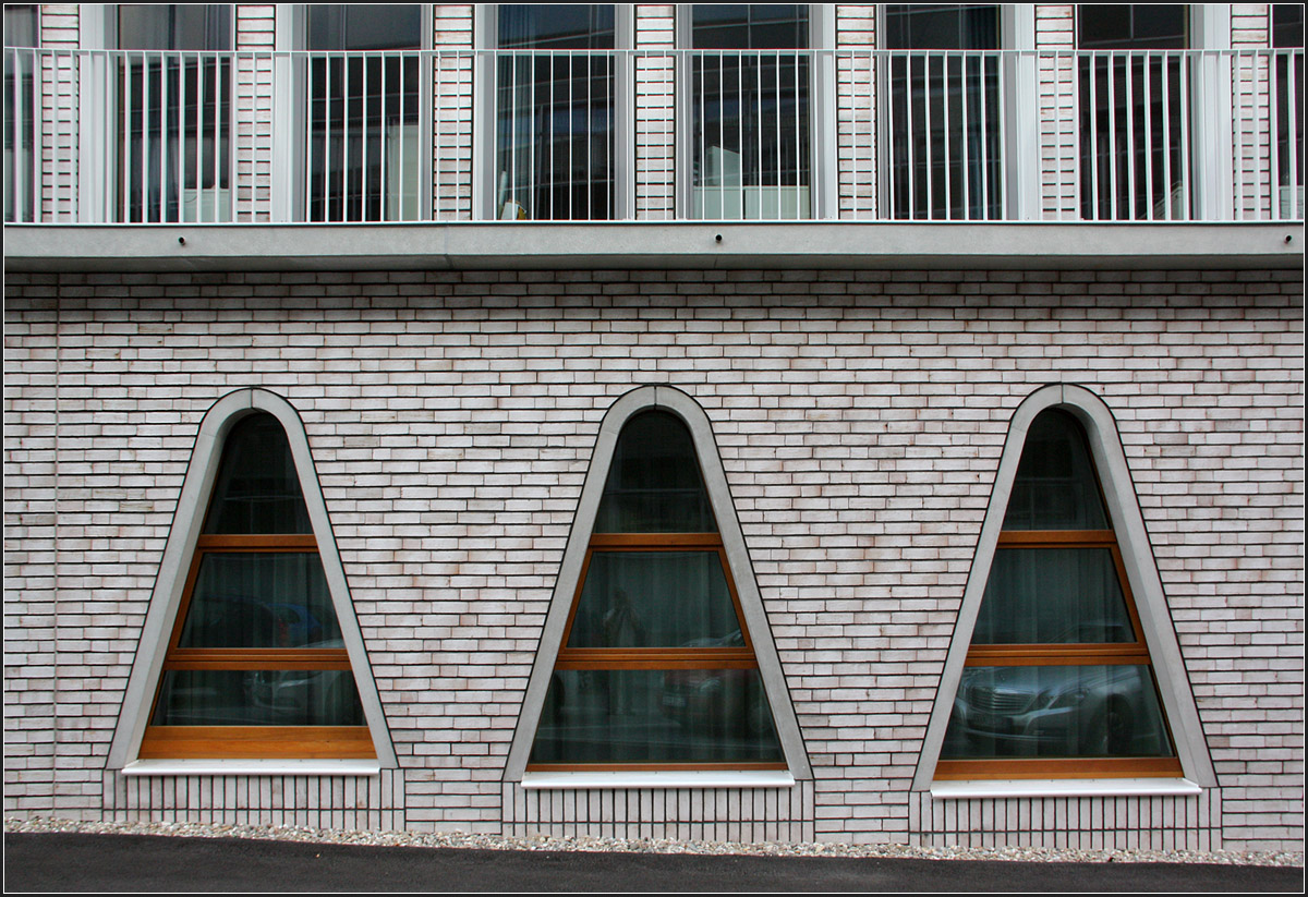 . Der neue Hospitalhof in Stuttgart -

Die dreieckigen, oben gerundeten Fenster stufen sich auf der Unterseite entsprechend dem Geländegefälle ab; außen Fenster für Fenster, innen jeweils von Raum zu Raum.

August 2014 (Matthias)