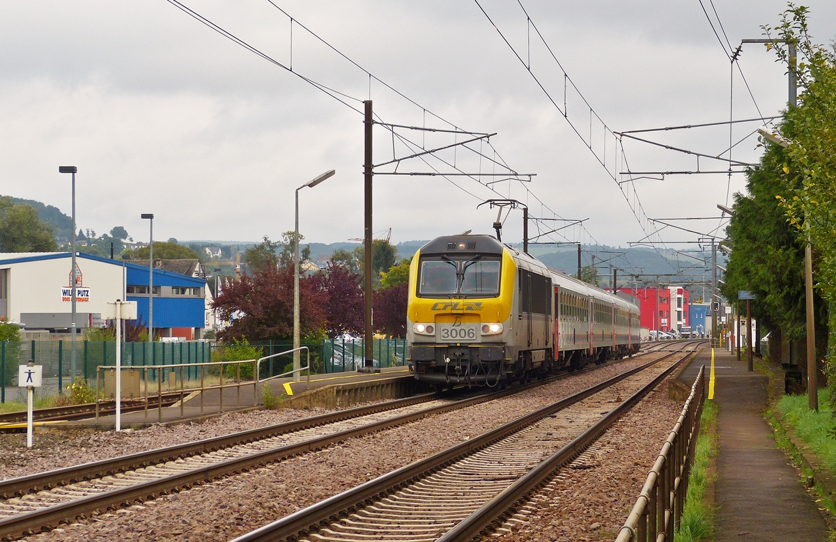 . Die 3006 zieht am 18.09.2015 den IC 108 Liers - Luxembourg durch den Bahnhof von Schieren. (Hans)