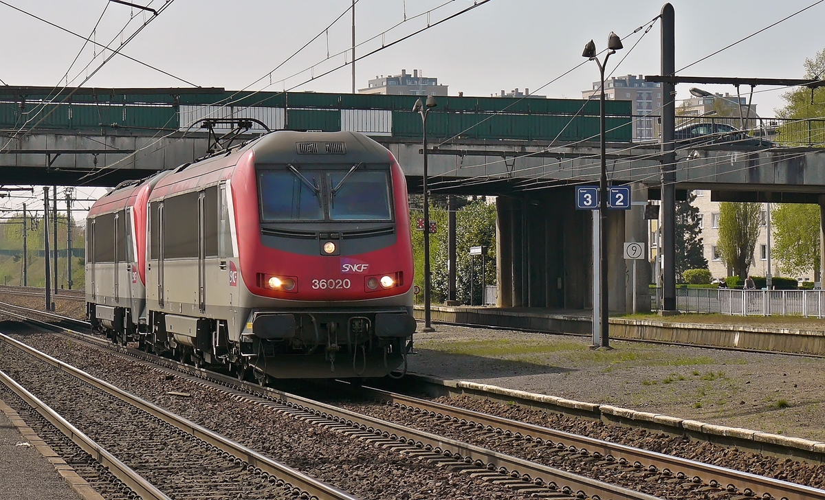 . Die Astride BB 36020 zieht ihre Schwesterlok BB 36023 durch die Haltstelle Antwerpen-Noorderdokken in Richtung Hafen. 24.04.2010 (Hans)

Die BB 36000 ist eine Baureihe von elektrischen Lokomotiven der SNCF, mit dem Kosename  Astride  (Asynchron Tricurrent Drive Engine). Gebaut von Alstom, reihen sie sich ein in die Kategorie der europischen asyncronen Mehrsystem-Lokomotiven. Mit ihren  groen  Schwestern, den BB 26000  Sybic  zhlen sie zu den strksten Lokomotiven der SNCF.

Die Astride besitzen drei unterschiedliche Stromabnehmer (1,5 kV Gleichstrom, 3 kV Gleichstrom und 25 kV 50 hz Wechselstrom). Diese Loks knnen in Belgien, in Luxemburg, in Italien, in Frankreich und neuerdings sogar in den Niederlanden verkehren. So sollte ein Lokwechsel an den Grenzen vermieden und eine Menge Zeit eingespaart werden.

Nach der Bestellung von 264 Lokomotiven der Baureihe BB 26000  Sybic  entschied sich die SNCF fr einen Kontraktwechsel. Daher bekamen die letzten 30 Neubau-Lokomotiven eine Drehstromausrstung mit Asyncron-Motoren. Doch niemand zeigte Interesse an den neuen Loks. Genau zu derselben Zeit wurden nmlich der Personenverkehr vom Gterverkehr bei der SNCF getrennt. Fr den Personenverkehr wurde der TGV in den Focus gestellt und die meisten internationalen Nachtzge abgeschafft. Der Gterverkehr zeigte auch kein Interesse an dieser polyvalenten Lok. Ebenfalls zu diesem Zeitpunkt, begann Alstom mit der Entwicklung der Prima, von der sie sich hhere Renditen erhoffte, sowohl in Frankreich, als auch im Ausland. Unter diesen Umstnden war es schwer fr die Astride sich durchzusetzen, zu allem bel litt sie auch noch lange unter verschiedenen Kinderkrankheiten.

Die insgesamt 60 gebauten BB 36000 wurden zwischen 1996 und 2002 ausgeliefert. Sie knnen eine gewisse Familienzugehrigkeit mit den BB 26000 nicht verleugnen, auch wenn die Ecken etwas abgerundet wurden und sie aerodynamischer ist, als die Sybic.

Obwohl die Personenzge mit 200, ja sogar 220 km/h ziehen kann, so wurde die Astride doch vorwiegend im Gterverkehr zwischen Belgien und Italien eingesetzt. Dort ist ihre Geschwindigkeit allerdings auf 120 km/h begrenzt.

Im Oktober 2011 kamen die Loks mit den Nummern BB 36001,2,4,5,7,11 und 15 zu Akiem. Sie behielten zwar ihre  livre multiservice , haben aber das SNCF Logo verloren. Drei von diesen Loks  (BB36007, BB36011, BB36015) wurden bis 200 km/h getestet und fahren jetzt im internationalen Personenverkehr zwischen Paris und Venedig, sowie Marseille und Mailand. Diese Verbindungen werden von Thello, einer Tochtergesellschaft von Veolia betrieben.

brigens sind die CFL Srie 3000 und die SNCB HLE 1300 sehr eng mit dem BB 36000 verwandt, handelt es sich bei diesen Loks um eine Weiterentwicklung der Astride.


Die technische Daten :

Baureihe: BB 36000  Astride 

Betriebsnummern : 36001-36030
                  36331-36360 (Aurstung fr Italien, Mehrfachtraktion)

Hersteller: GEC-Alsthom

Bauart: Bo'Bo'

Stromsystem: 1.500 V- und 3.000 V-Gleichstrom und 25 kV, 50 Hz-Wechselstrom

Baujahre: 1996-2002
 
