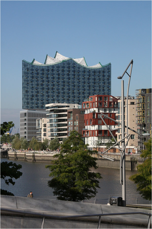 
. Die Elbphilharmonie in Hamburg -

Blick von der Grasbrookhafenseite auf die Ostseite der Philharmonie.

Oktober 2015 (M)