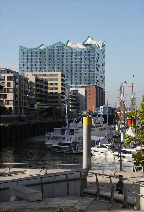 
. Die Elbphilharmonie in Hamburg -

Ein weitere Ansicht vom Sandtorhafen aus.

Oktober 2015 (M)