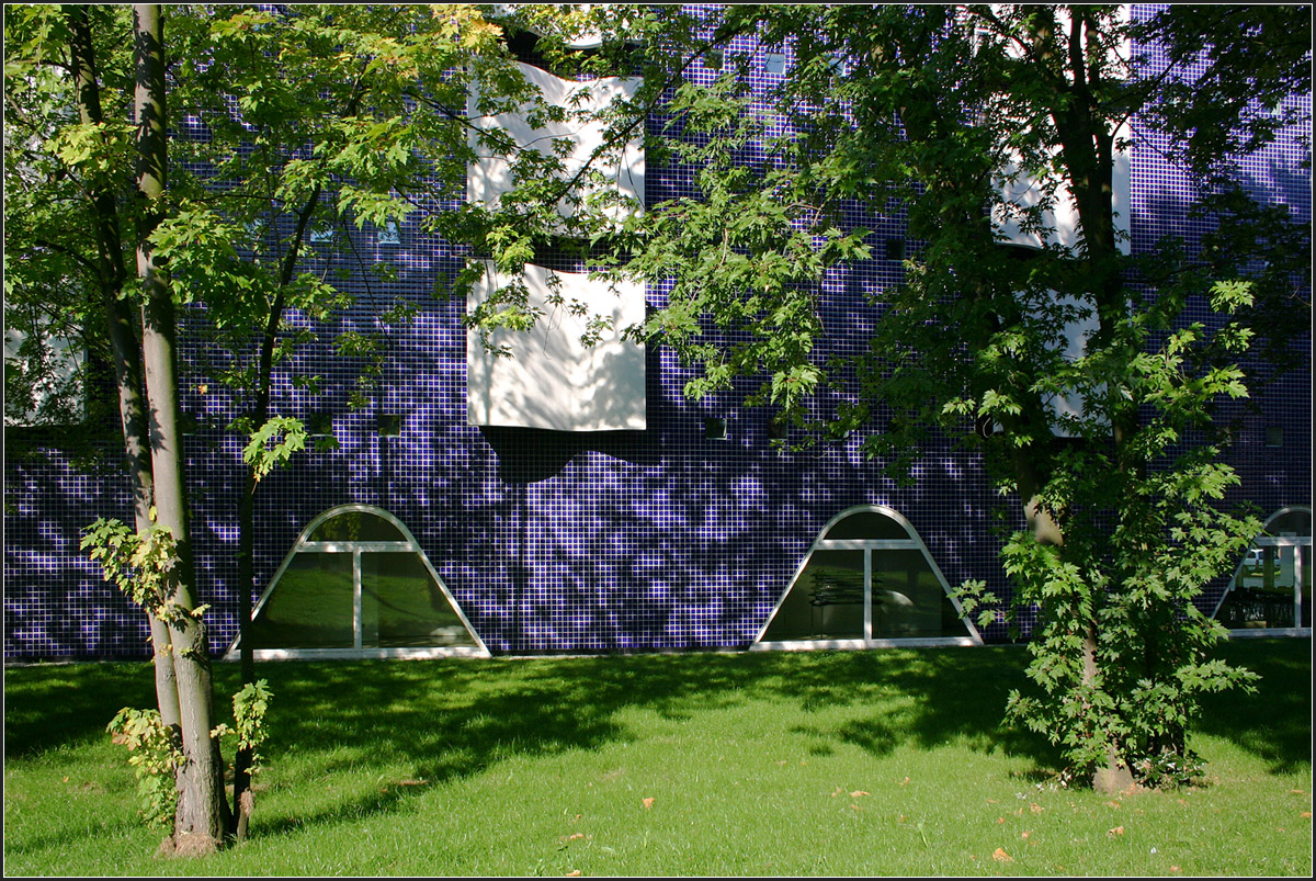 . Die Gustav-von-Schmoller Berufsschule in Heilbronn -

Licht und Schatten auf der Ostfassade.

August 2005 (Matthias)