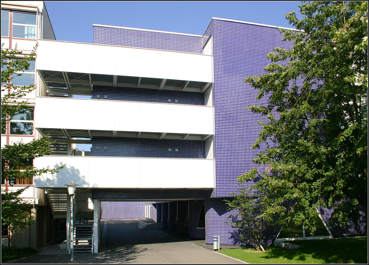 . Die Gustav-von-Schmoller Berufsschule in Heilbronn -

Fluchtbalkon und -Treppe an der Südostecke der Schule.

August 2005 (Matthias)