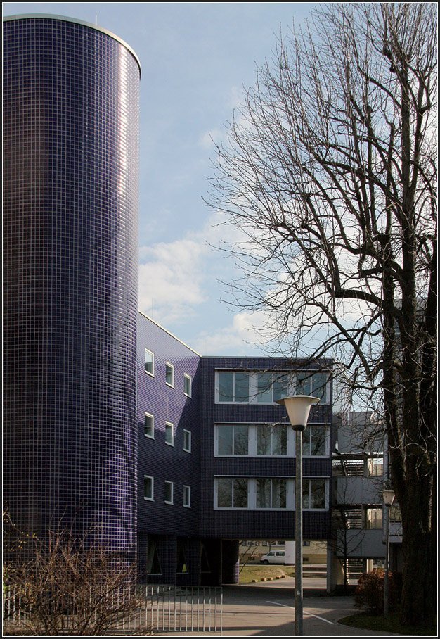 . Die Gustav-von-Schmoller Berufsschule in Heilbronn -

Ein Blick von Südosten auf die Schule. Links ein runder Treppenturm, hinter der folgenden Wand finden sich Flure, die Alt- und Neubau verbinden. Entsprechend der Fassade in Bildmitte sind auch die Fassaden zum Schulhof gestaltet.

März 2011 (Matthias)