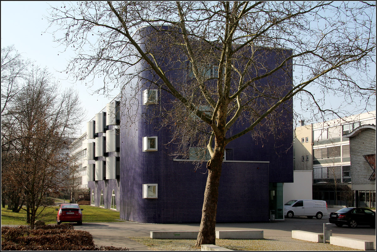 . Die Gustav-von-Schmoller Berufsschule in Heilbronn -

Das Schulgebäude von Nordosten her gesehen. Rechts der Schulhof und der Altbau. Leider darf dieser von Außenstehenden nicht betreten werden, daher gibt es keine Aufnahmen der Klassenzimmerfront.

März 2011 (Matthias)