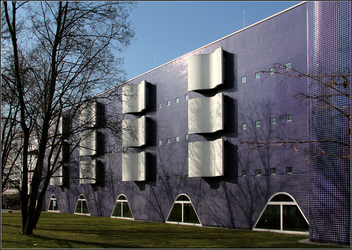 . Die Gustav-von-Schmoller Berufsschule in Heilbronn -

Hinter den geschwungenen Erkern befinden sich Sitznischen in den Fluren mit seitlichen schmalen Fenstern. Jeweils etwagenweise wurde die Innenseiten mit unterschiedlichen Farben gestrichen, was jedem der Flure seinen individuellen Farbcharakter gibt.

März 2011 (Matthias)