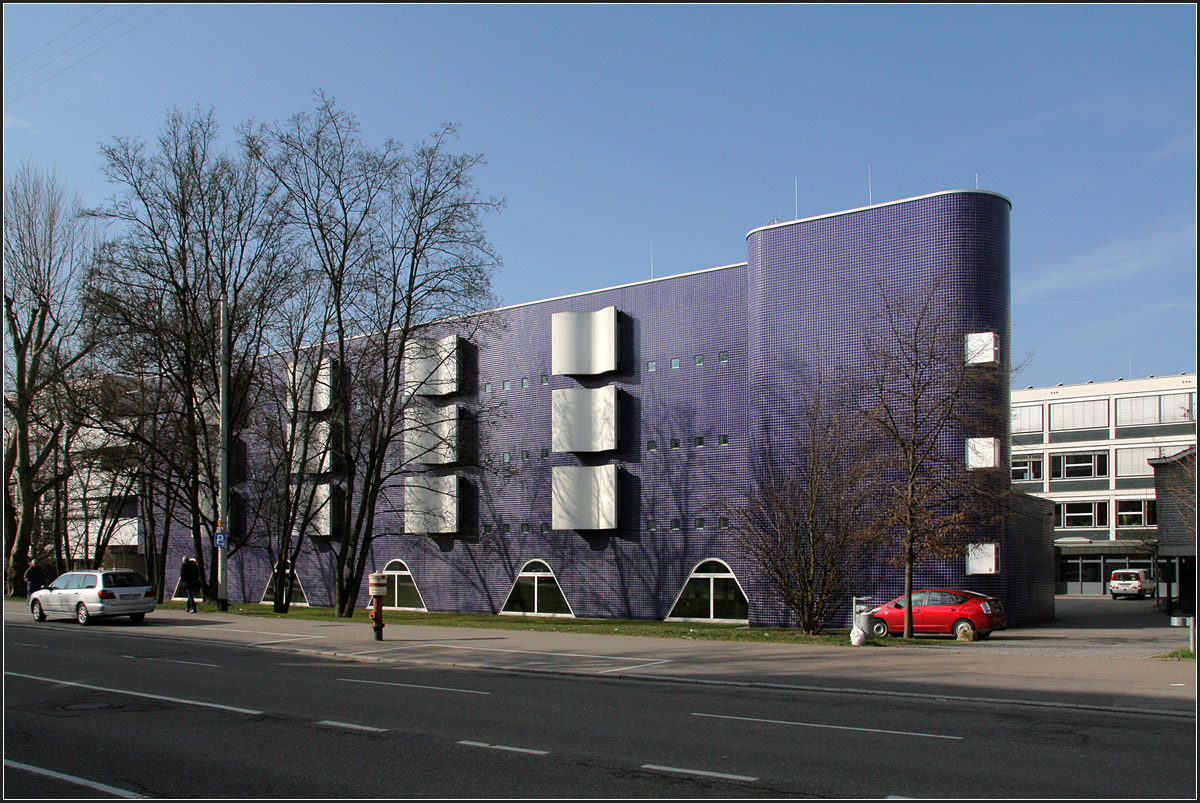 . Die Gustav-von-Schmoller Berufsschule in Heilbronn -

Ein ausdruckstarker Schulbau steht in Heilbronn ganz in der Nähe des Hauptbahnhofes. Auffällig vor allem die Fassade aus blauen Kacheln, aber auch weitere Details sind sehenswert. Architekten sind erkennbar Lederer, Ragnasdóttir, Oei, fertig war die Berufsschule 2003.

http://www.archlro.de/de/projects/projects-health-and-education/gustav-von-schmoller-school-heilbronn-2001-2003?order=years

März 2011 (Matthias)
