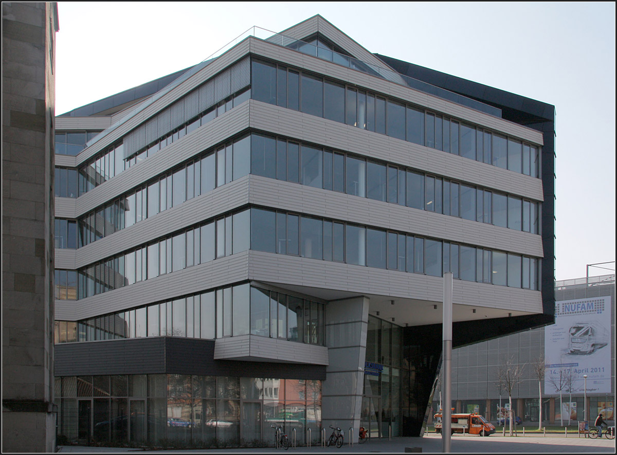 . Die Hauptverwaltung der Volksbank in Karlsruhe -

Die Büros sind nach Westen und Norden hin orientiert. Die Fassaden mit Fensterbändern ist hier konventioneller gestaltet.

Westfassade an der Kapellenstraße.

März 2011 (Matthias)