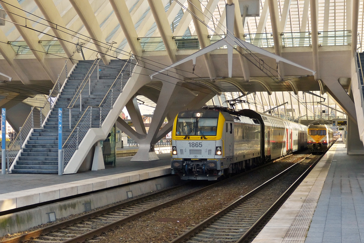 . Die HLE 1865 mit M 6 Wagen verlsst am 18.10.2014 als IC 1737 nach Landen den Bahnhof Lige Guillemins, whrend rechts der Break AM 80 345 auf die Abfahrt nach Maastricht wartet. (Hans)