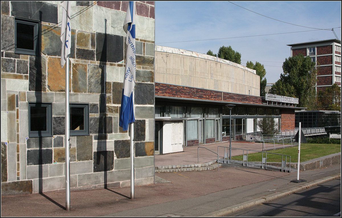 
. Die Liederhalle in Stuttgart -

Ansicht von der Schloßstraße mit Mozartsaal links, dem Restaurant und darüber der Beethovensaal.

Oktober 2010 (M)