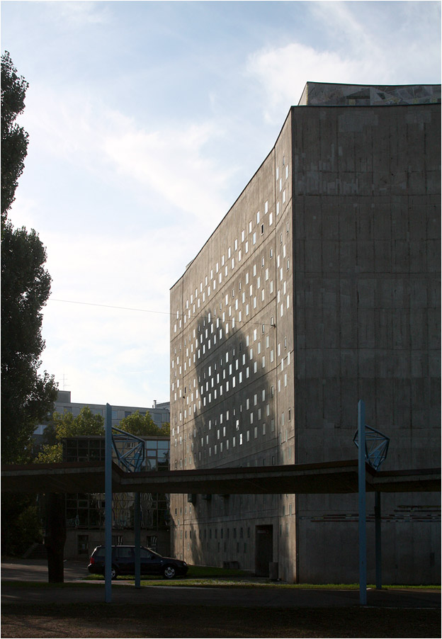 
. Die Liederhalle in Stuttgart -

Die gerade Rückseite des Beethovensaales zeigt zur Büchsenstraße hin ein Sichtbetonfassade mit vielen kleinen Lichtöffnungen. Im Innern zeigt den konvex und konkav gekrümmte Saal einen eleganten Schwung mit der vom Boden aufsteigenden Empore.

September 2014 (M)