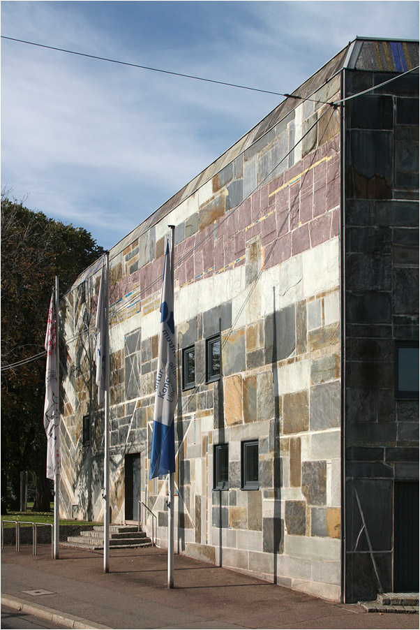 
. Die Liederhalle in Stuttgart -

Die kunstvolle Fassade des Mozartsaales zur Schloßstraße hin.

Oktober 2014 (M)